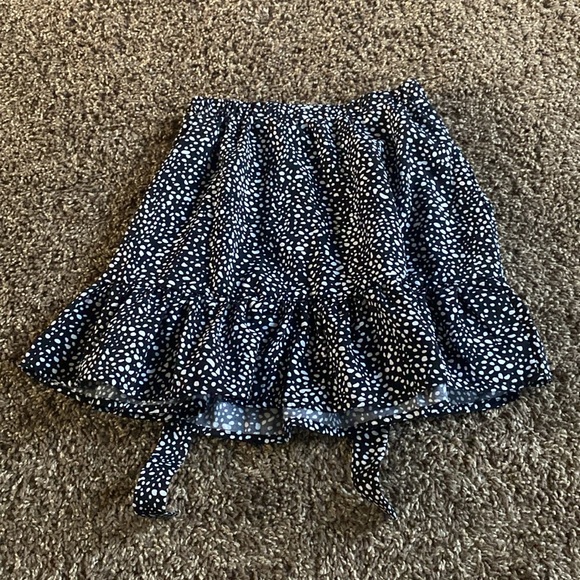 Girls black skirt with white dot designs size 10y can tie in the front - Picture 2 of 2